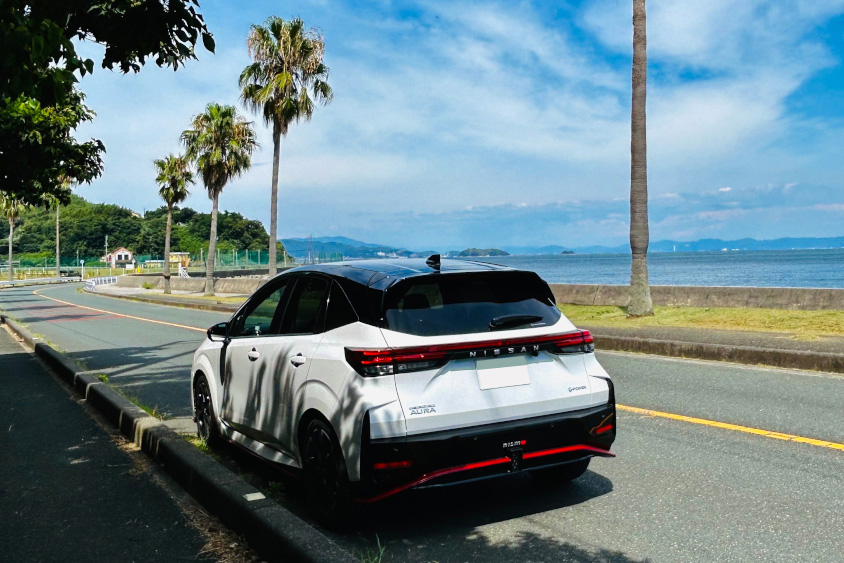日産・オーラNISMOのリヤとガマフォルニア
