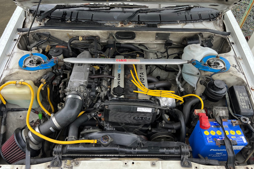 トヨタ・カローラレビンGTアペックス（AE86）のエンジンルーム
