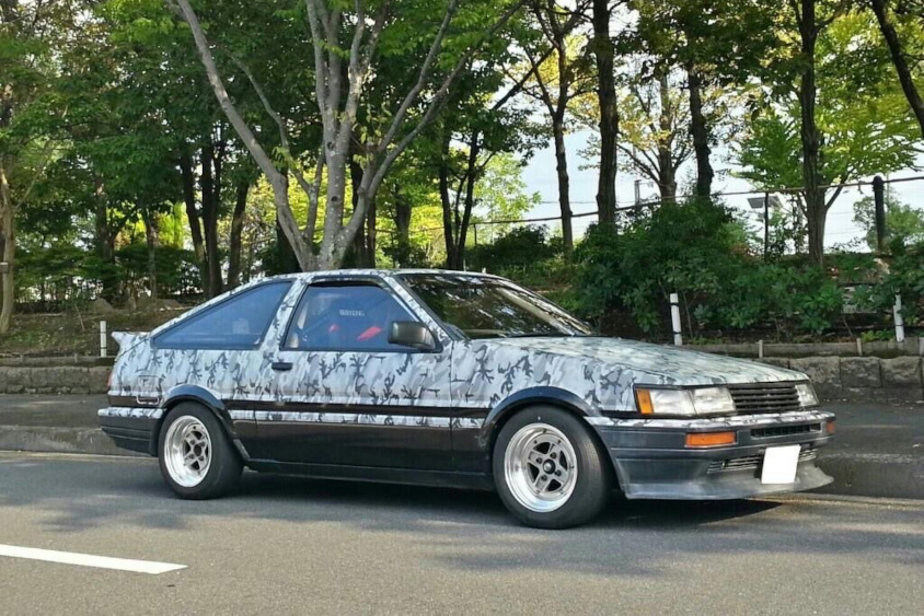 迷彩柄にラッピングされたトヨタ・カローラレビンGTアペックス（AE86）