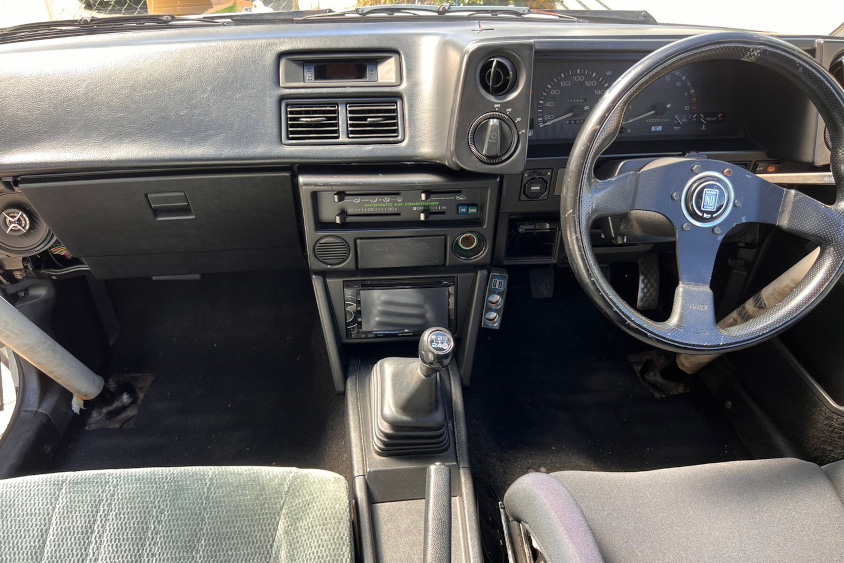 トヨタ・カローラレビンGTアペックス（AE86）の運転席