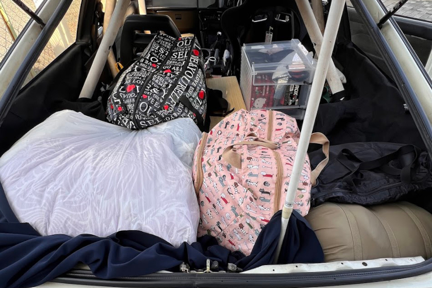 トヨタ・カローラレビンGTアペックス（AE86）の車中泊の荷物