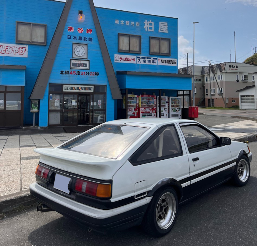 トヨタ・カローラレビンGTアペックス（AE86）と宗谷岬の売店