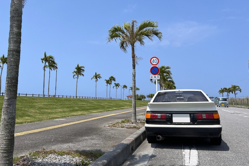 トヨタ・カローラレビンGTアペックス（AE86）と沖縄の道路