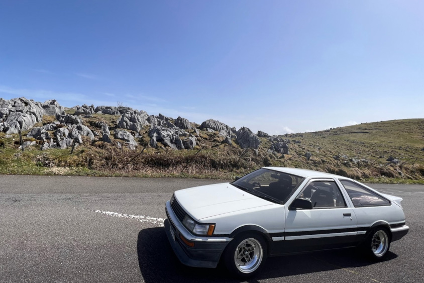 トヨタ・カローラレビンGTアペックス（AE86）と秋吉台カルストロード