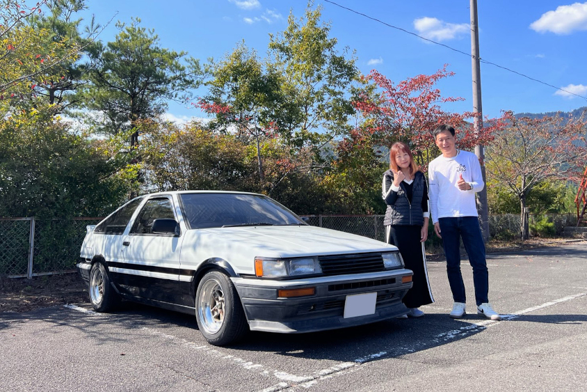 トヨタ・カローラレビンGTアペックス（AE86）とオーナーさんと飯田章氏