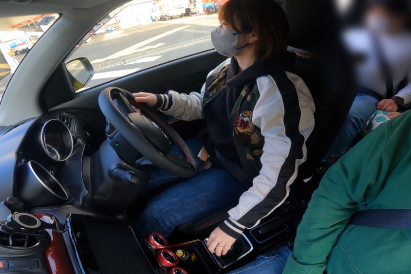 スズキ・スイフトスポーツを運転するオーナーさん