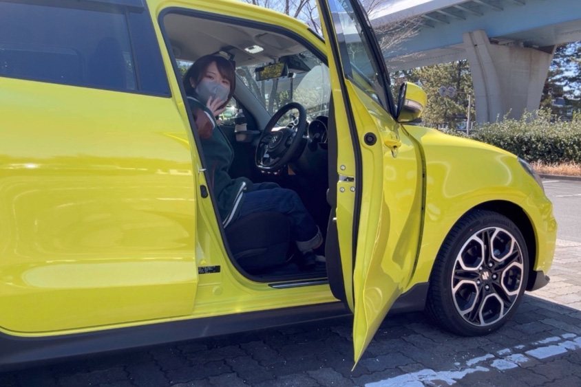 スズキ・スイフトスポーツのドアから降りかけのオーナーさん