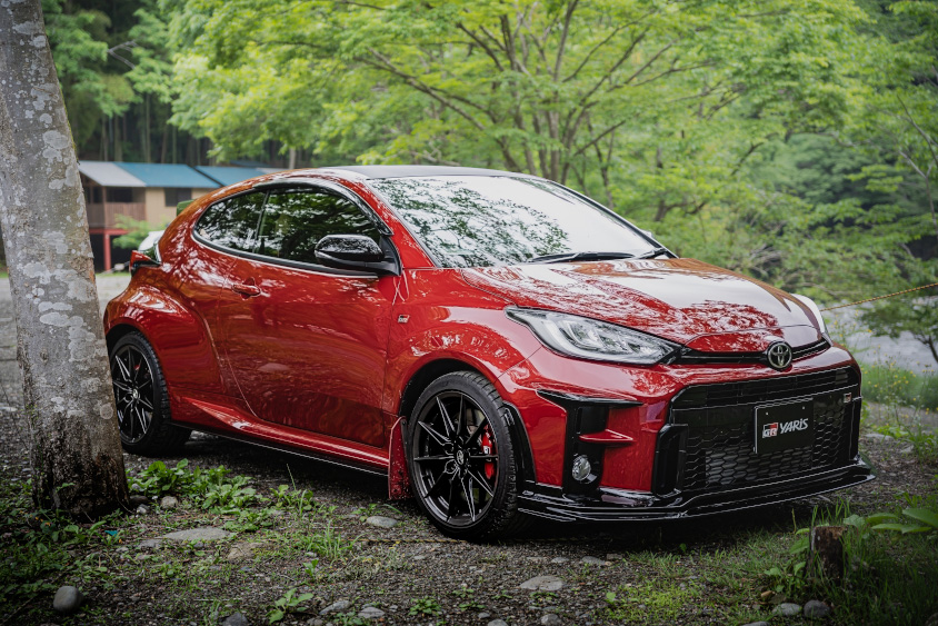 森の中のトヨタ・GRヤリスRZ“High performance”