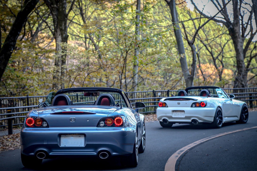 連なって走るホンダ・S2000（AP2）