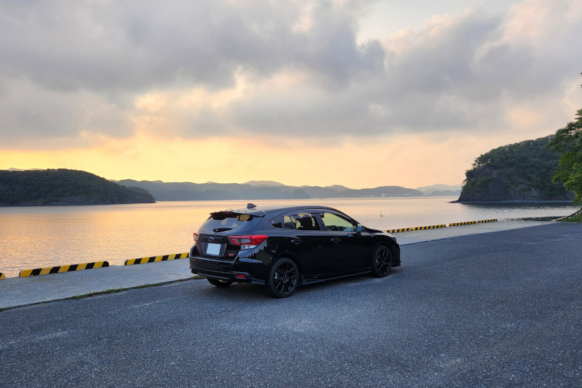 インプレッサスポーツSTI Sportと海の夕暮れ