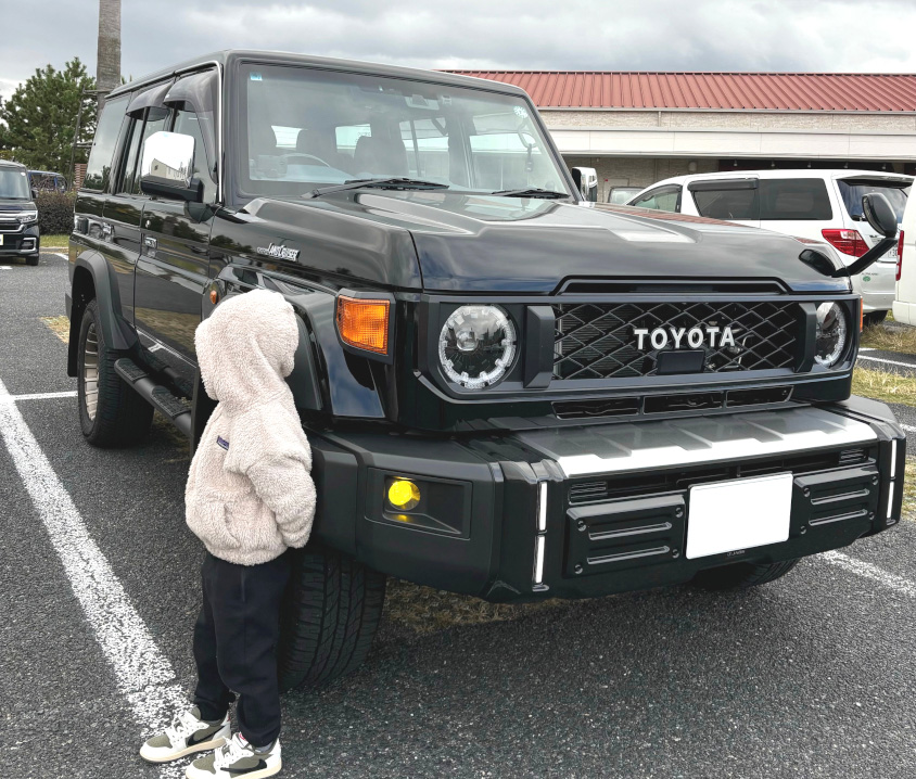 トヨタ・ランドクルーザー“70”とお子さん