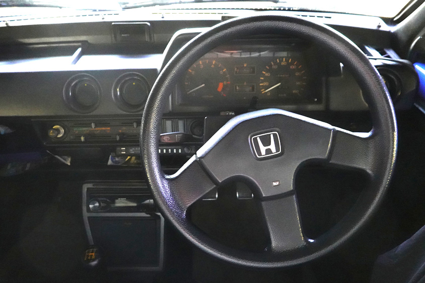 ホンダ シティ・カブリオレの運転席