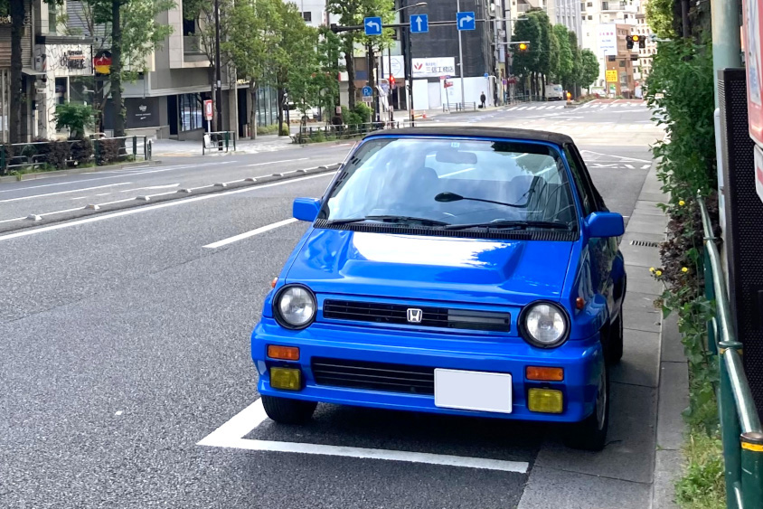 ホンダ シティ・カブリオレと街並み