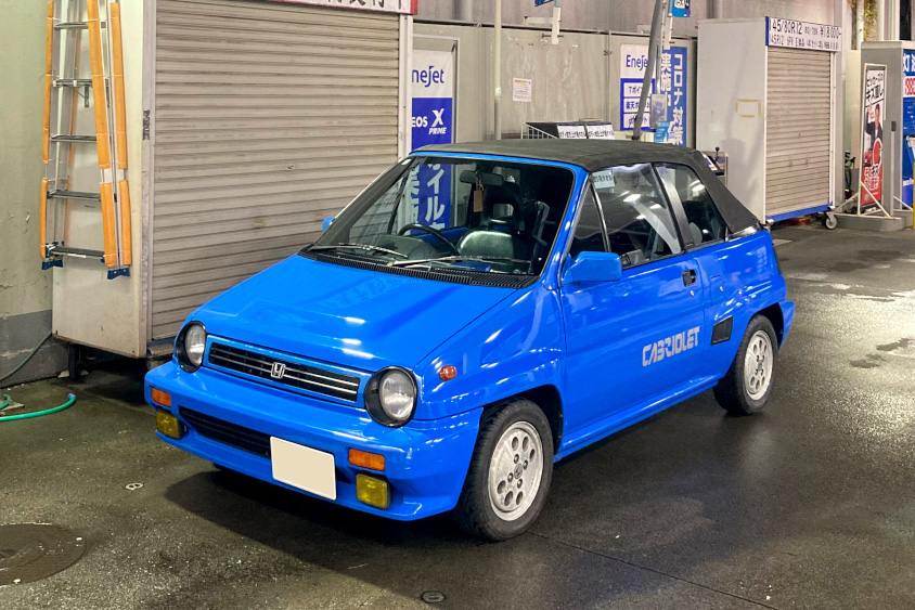 ホンダ シティ・カブリオレとガソリンスタンド