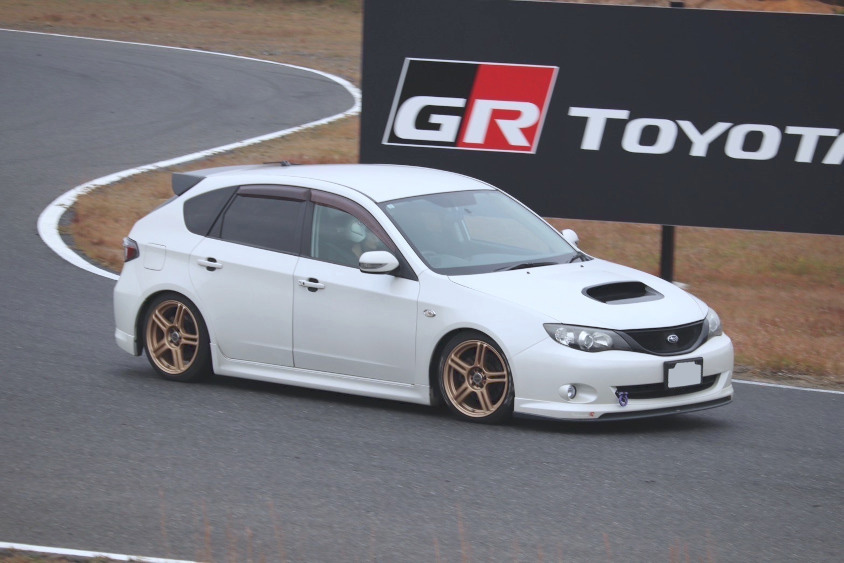 サーキットを走行するスバル・インプレッサ（GH8）