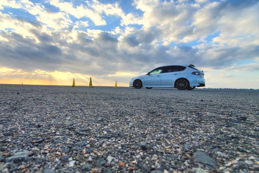 スバル・インプレッサ（GH8）と朝焼け