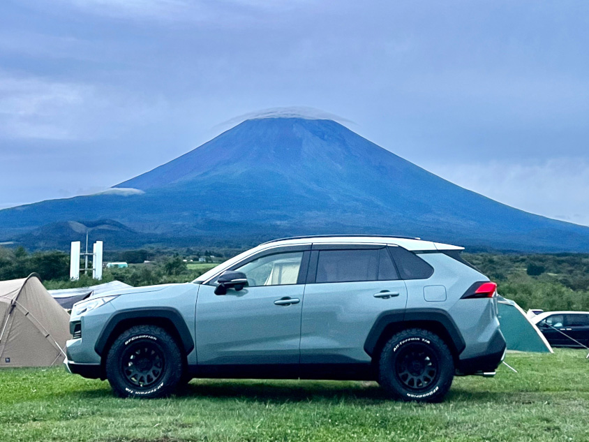 トヨタ・RAV4と富士山