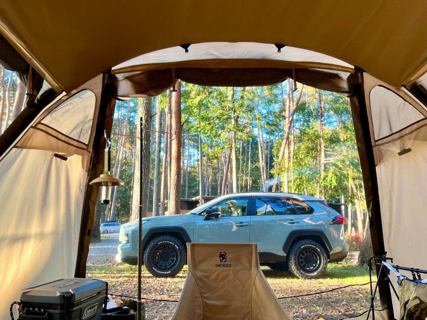 テント越しに見るトヨタ・RAV4