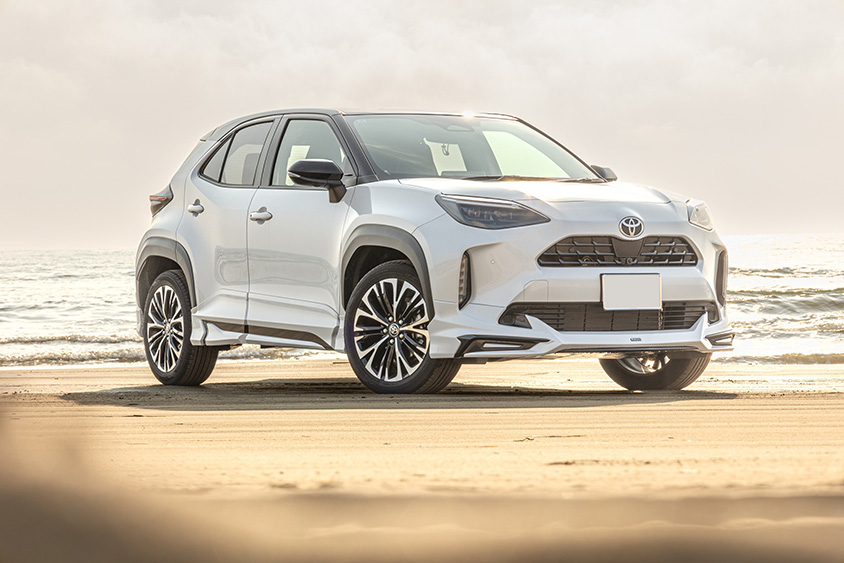 トヨタ・ヤリスクロスと海岸