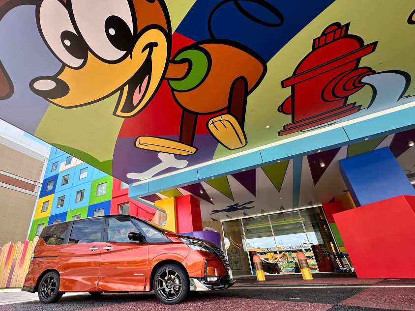 日産・セレナとトイストーリーホテル