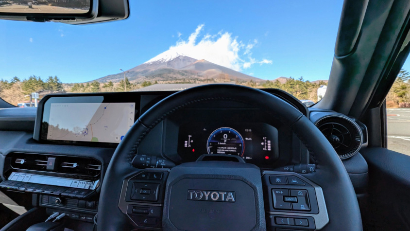 トヨタ・ランドクルーザー250の運転席越しの風景