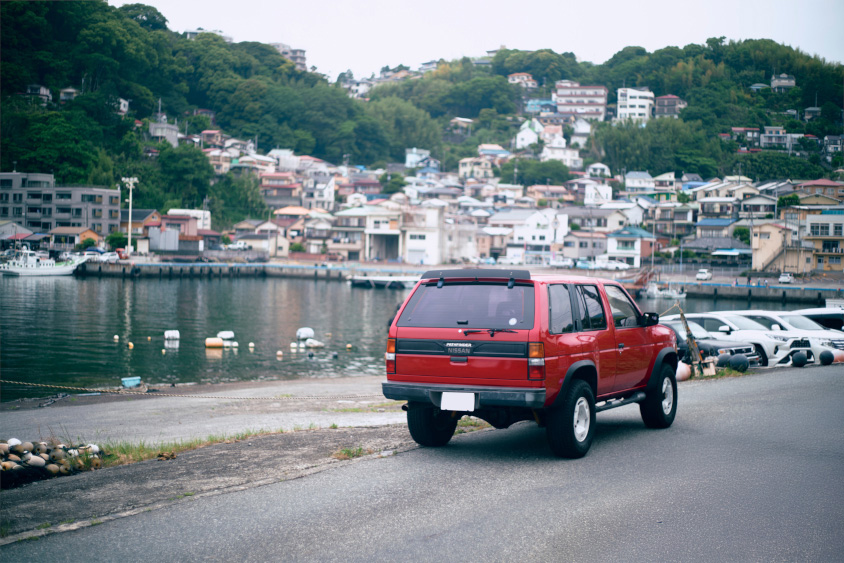 日産・テラノと港町