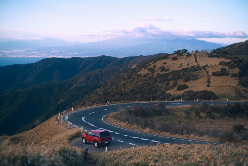日産・テラノと雄大な山の風景