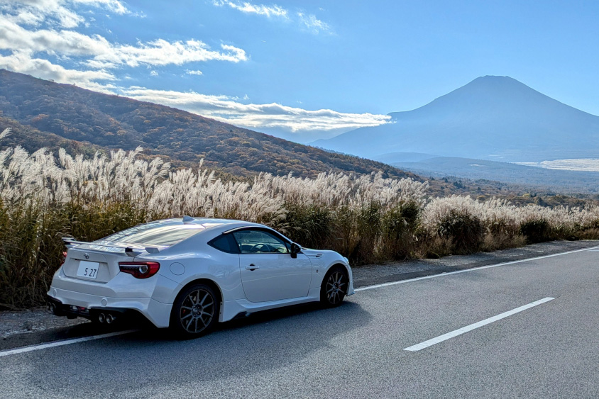 トヨタ・86と富士山