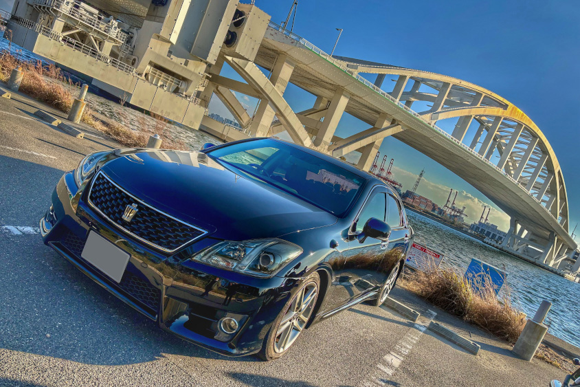 トヨタ・クラウンアスリート（200系）と橋