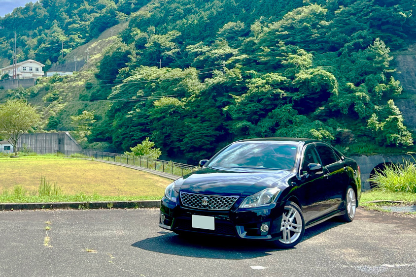 トヨタ・クラウンアスリート（200系）と緑の風景