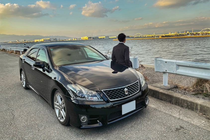 トヨタ・クラウンアスリート（200系）と海を眺めるオーナーさん