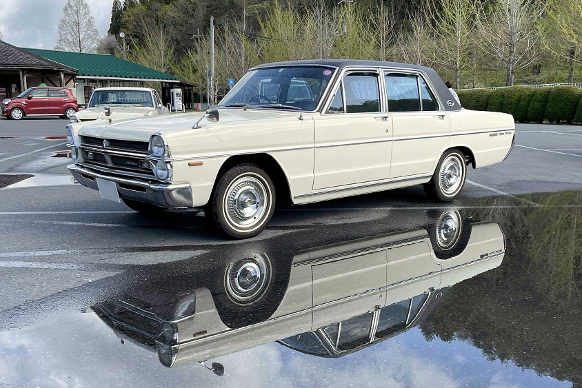 水たまりにリフレクションした日産・グロリア（HA30/タテグロ）