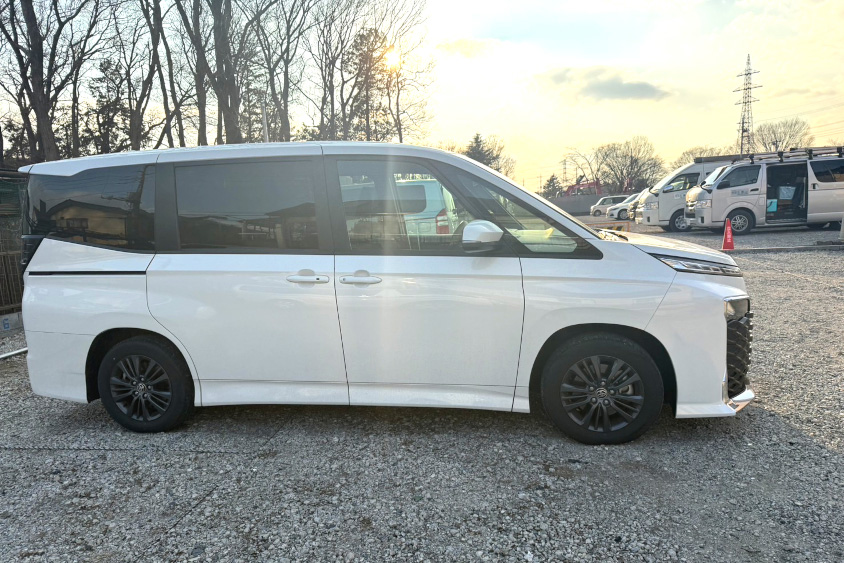 トヨタ・ヴォクシーと夕日