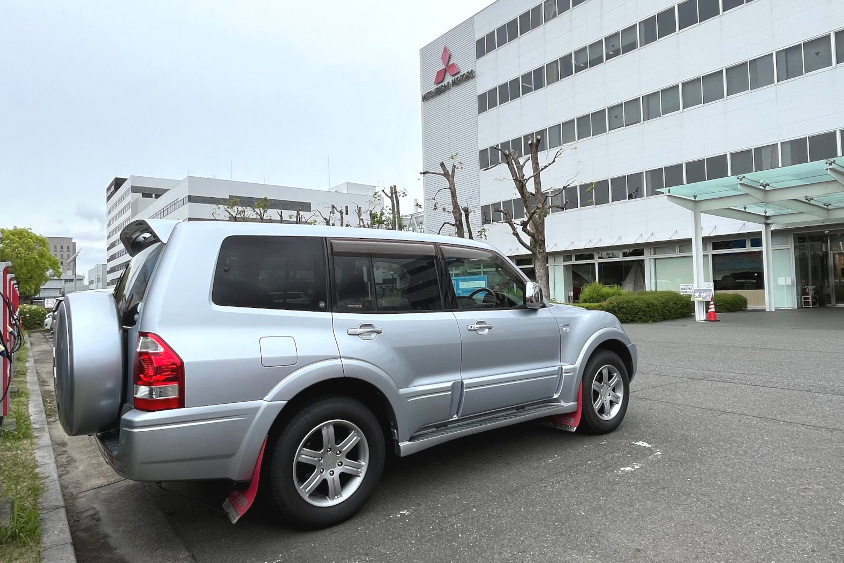 三菱自動車・パジェロ アクティブフィールドエディションと三菱自動車の社屋