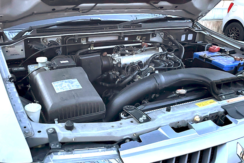 三菱自動車・パジェロ アクティブフィールドエディションのエンジンルーム