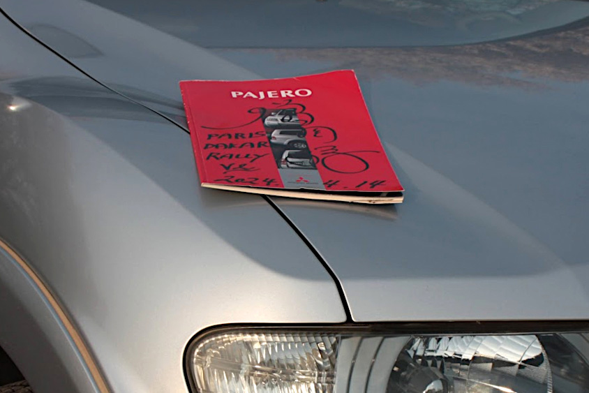 三菱自動車・パジェロ アクティブフィールドエディションのサイン入りのカタログ