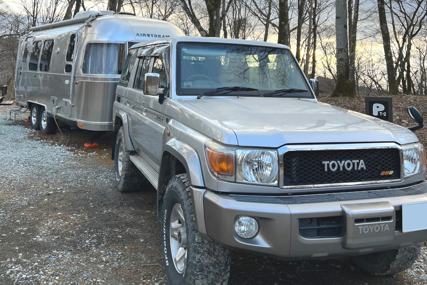 トレーラーを引くトヨタ・ランドクルーザー76