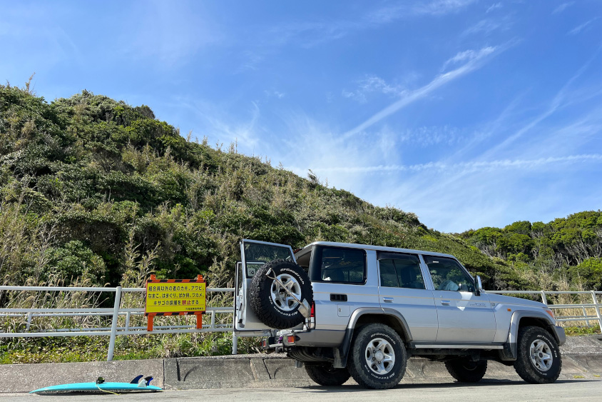トヨタ・ランドクルーザー76とサーフボード