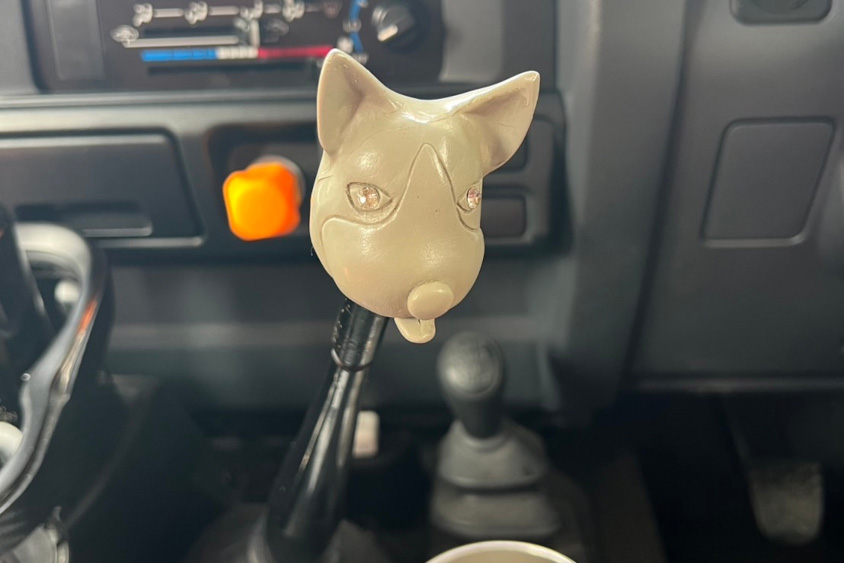 シフトに装着された粘土で作った犬のシフトノブ