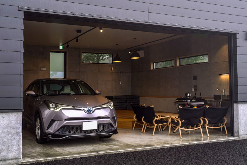 ガレージに収まるトヨタ C-HR
