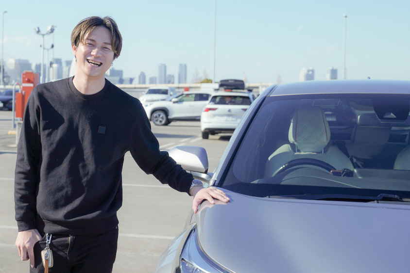 トヨタ C-HRの隣でほほ笑むオーナーさん