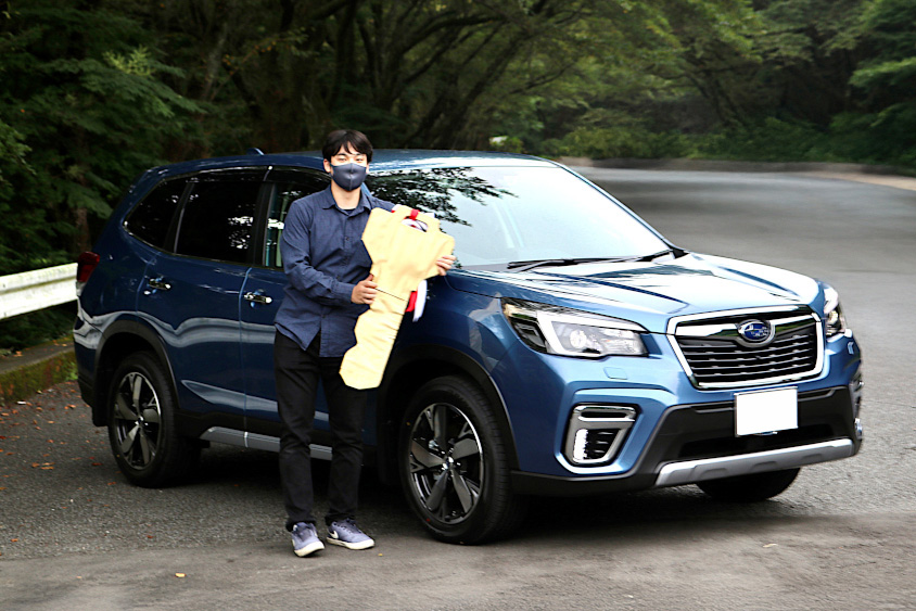 スバル・フォレスターと自作の鍵の模型を持ったオーナーさん