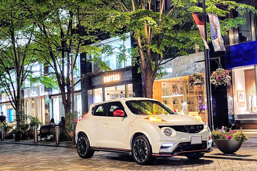 日産・ジュークと丸の内の街並み