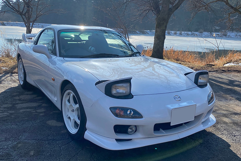 リトラクタブルヘッドライトを開けたマツダ・RX-7 タイプRバサースト