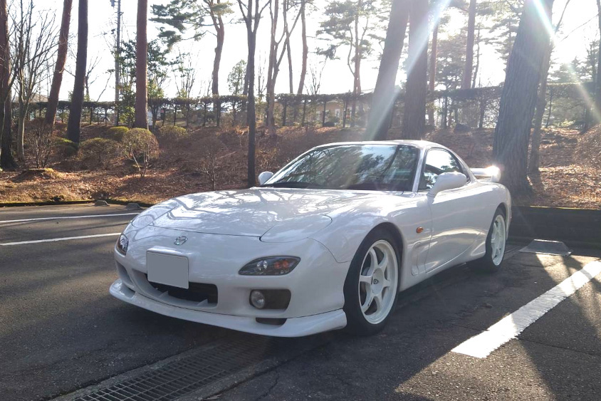 木漏れ日が注ぐマツダ・RX-7 タイプRバサースト
