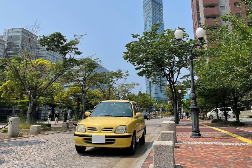 日産・マーチ（K11）と福岡タワー