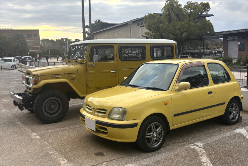 日産・マーチ（K11）とランドクルーザー