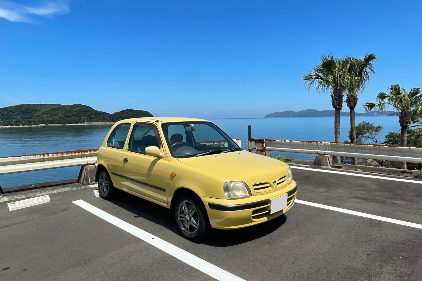 日産・マーチ（K11）と海と青空