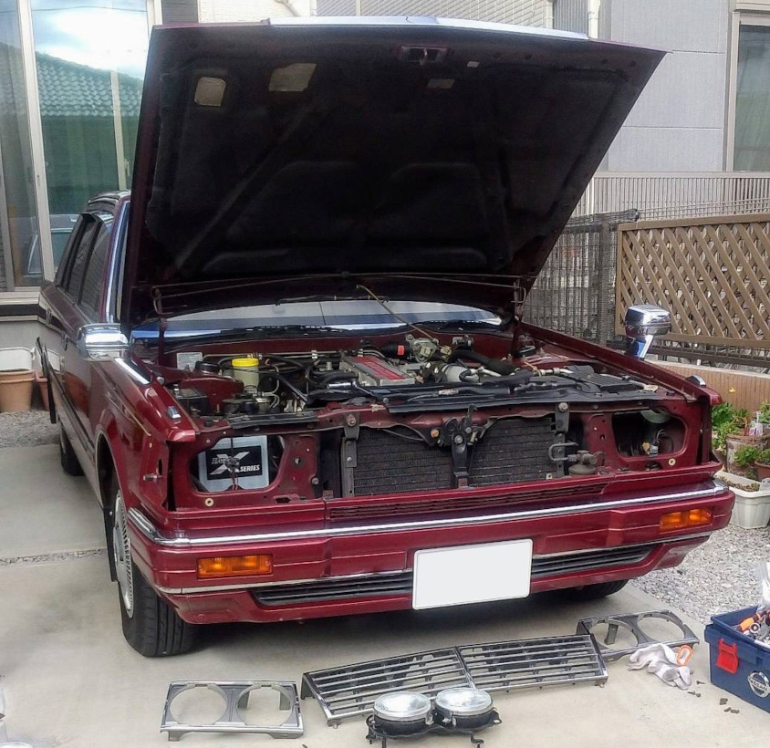 日産・グロリア（Y31）をカスタムしている様子