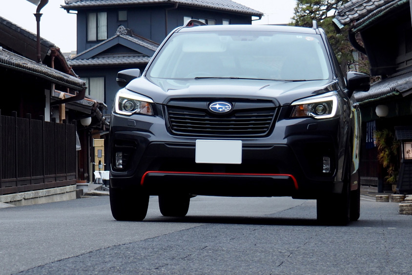 スバル・フォレスターX-BREAKと古い町並み